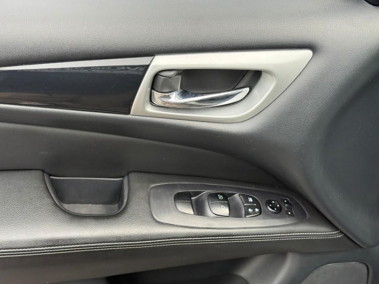 Nissan Pathfinder Vehicle Full-screen Gallery Image 15