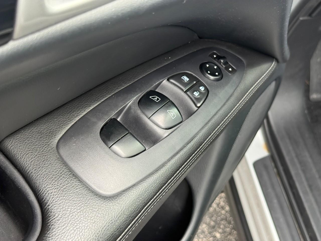 Nissan Pathfinder Vehicle Full-screen Gallery Image 16