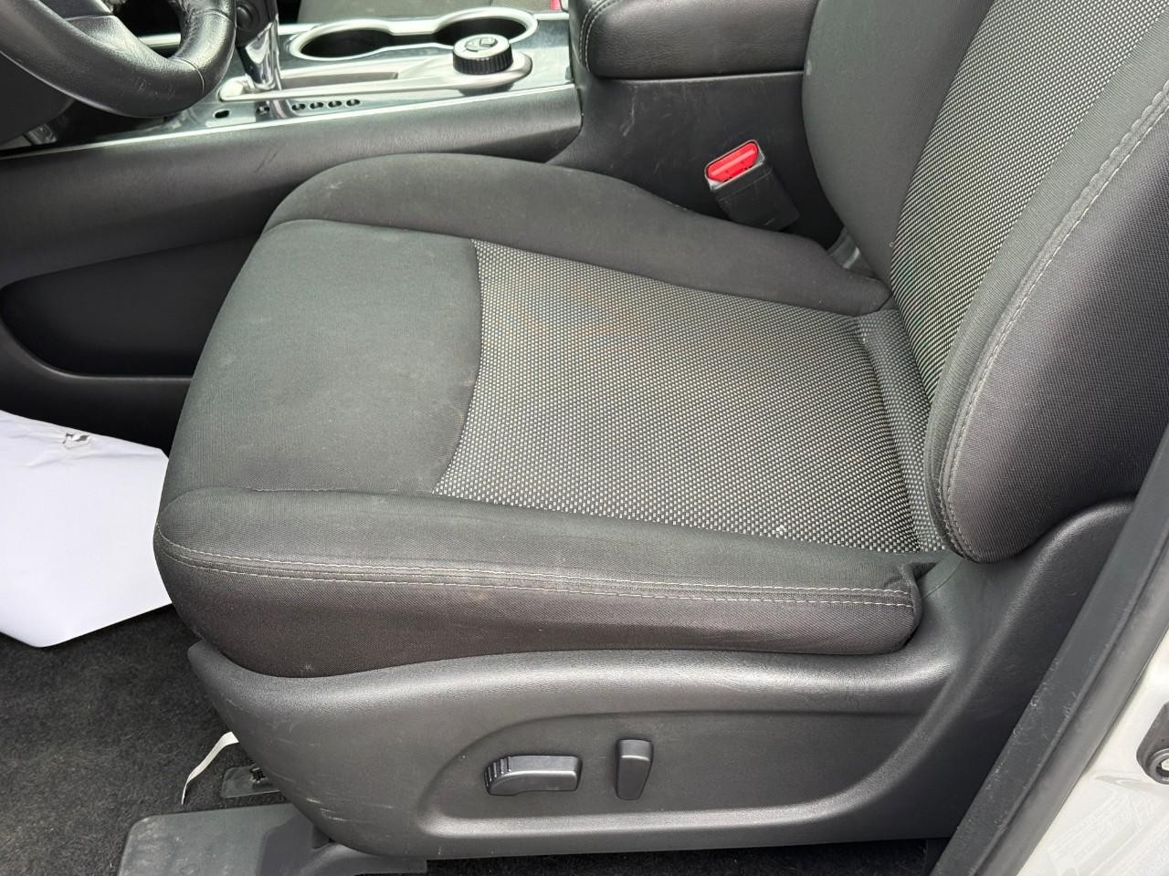 Nissan Pathfinder Vehicle Full-screen Gallery Image 17