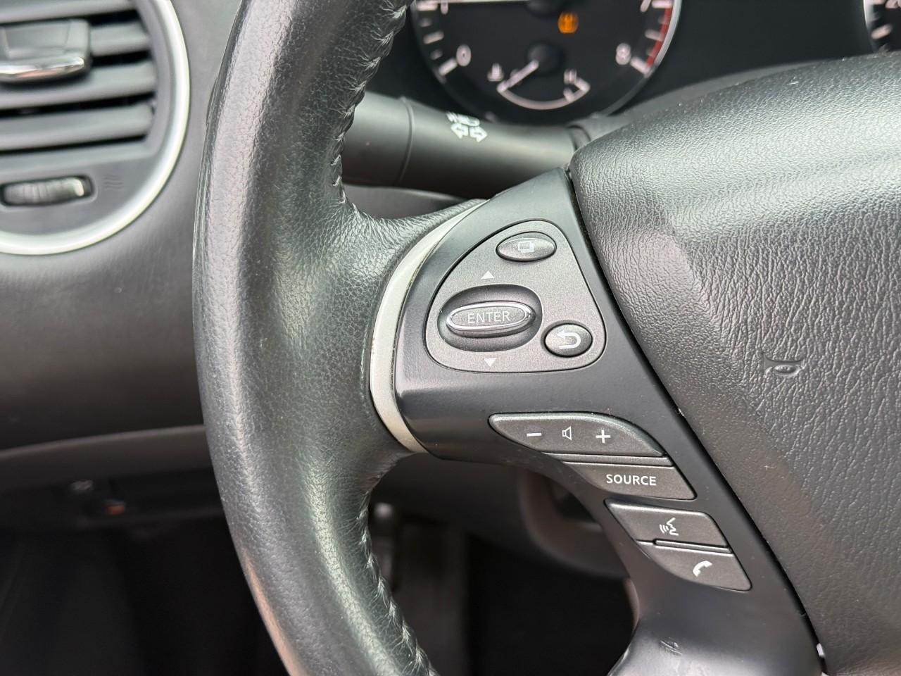 Nissan Pathfinder Vehicle Full-screen Gallery Image 18