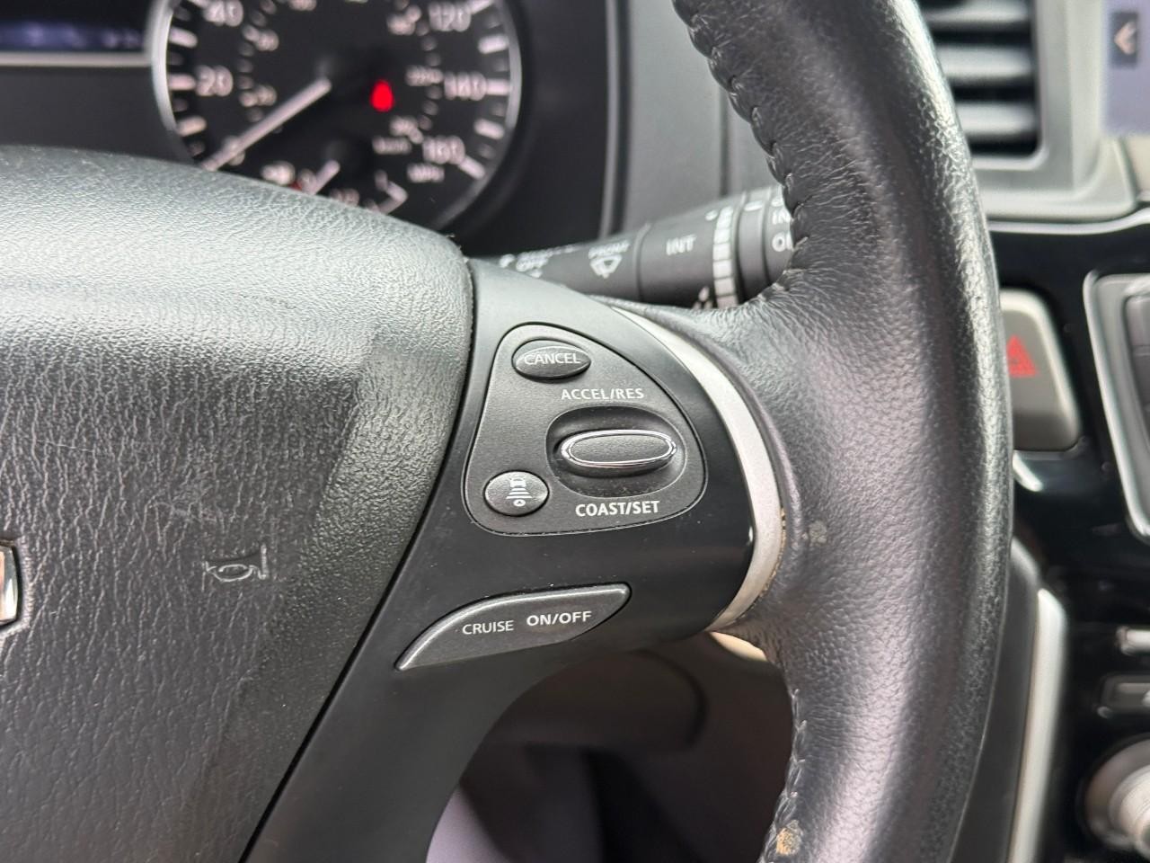 Nissan Pathfinder Vehicle Full-screen Gallery Image 19