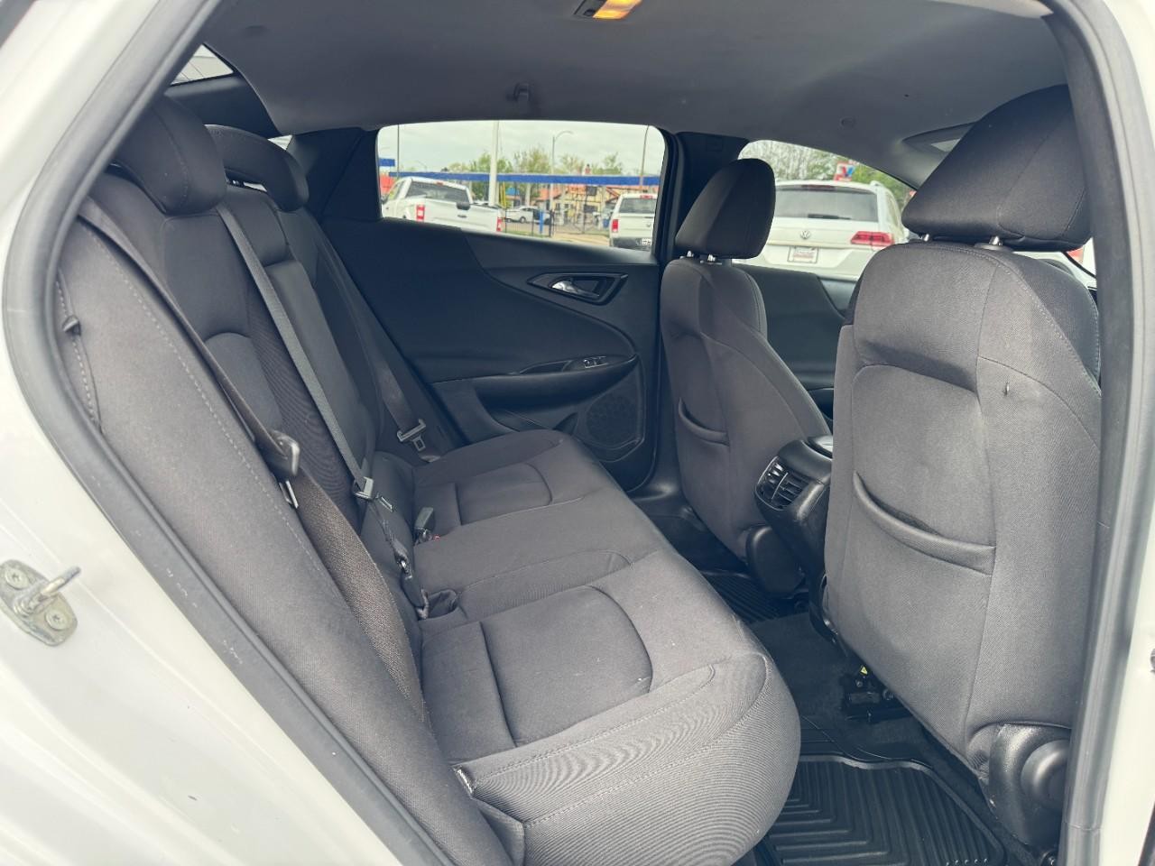 Chevrolet Malibu Vehicle Full-screen Gallery Image 10