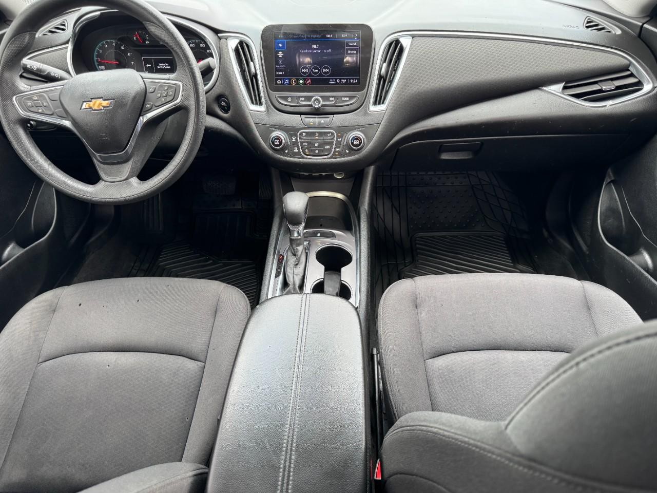 Chevrolet Malibu Vehicle Full-screen Gallery Image 11