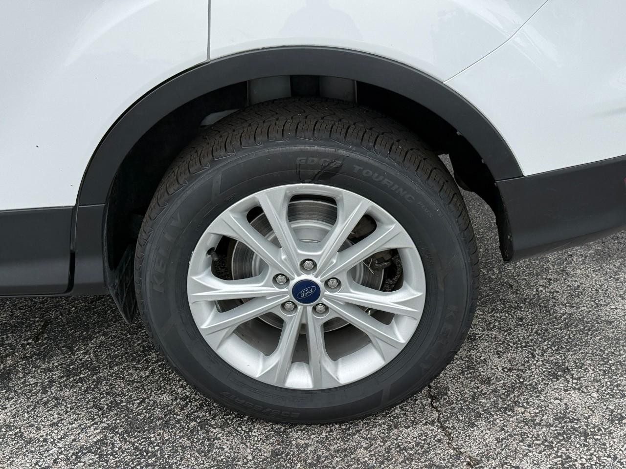 Ford Escape Vehicle Full-screen Gallery Image 06