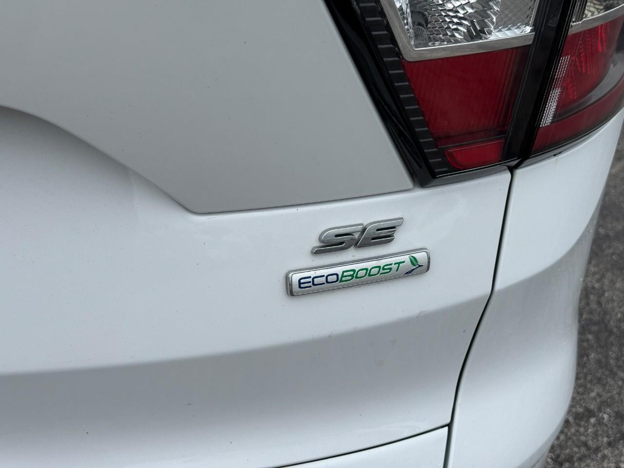 Ford Escape Vehicle Full-screen Gallery Image 07