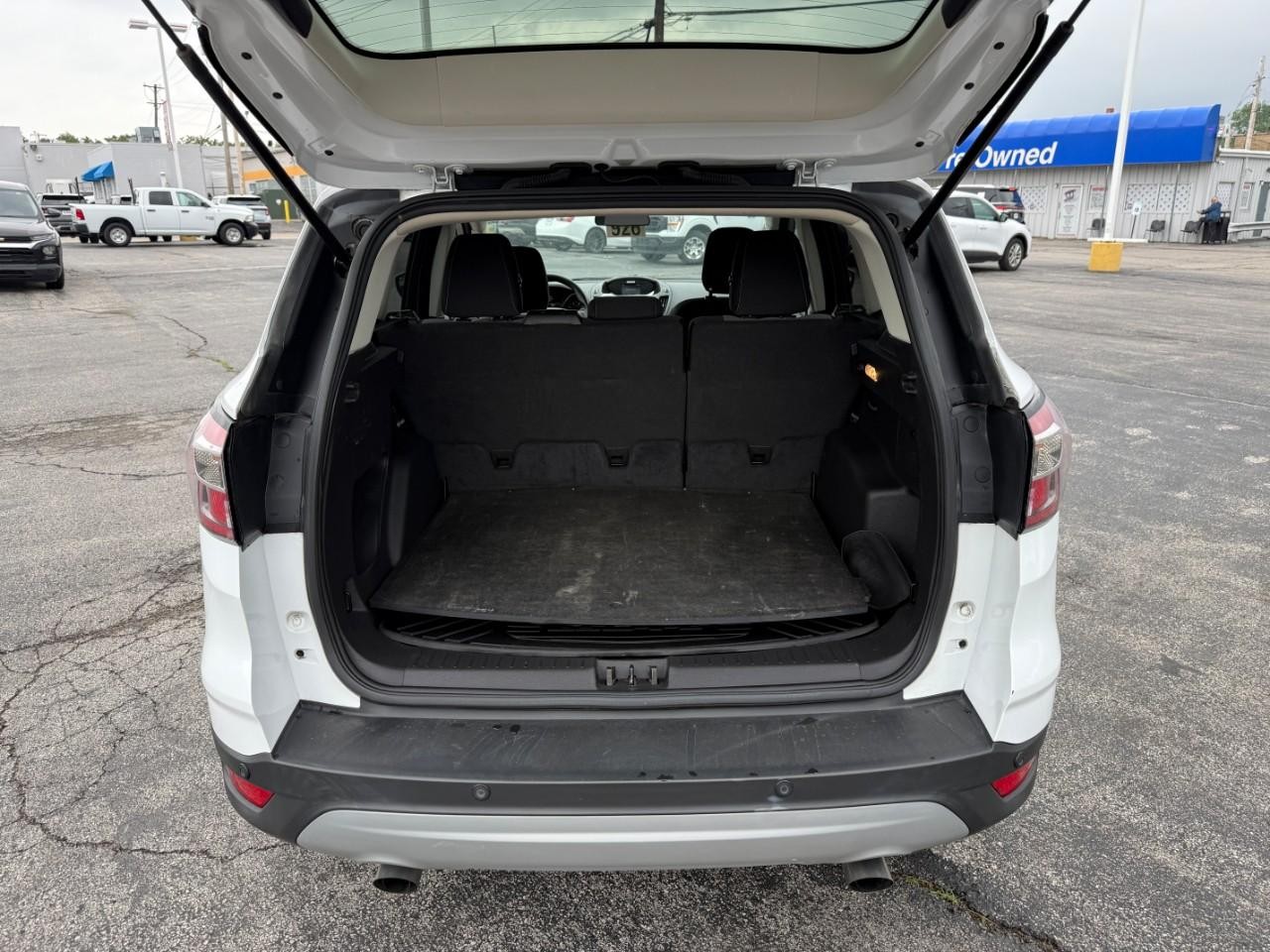 Ford Escape Vehicle Full-screen Gallery Image 08