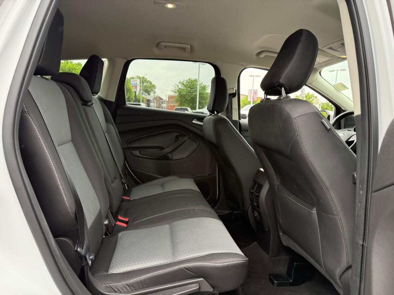 Ford Escape Vehicle Full-screen Gallery Image 11