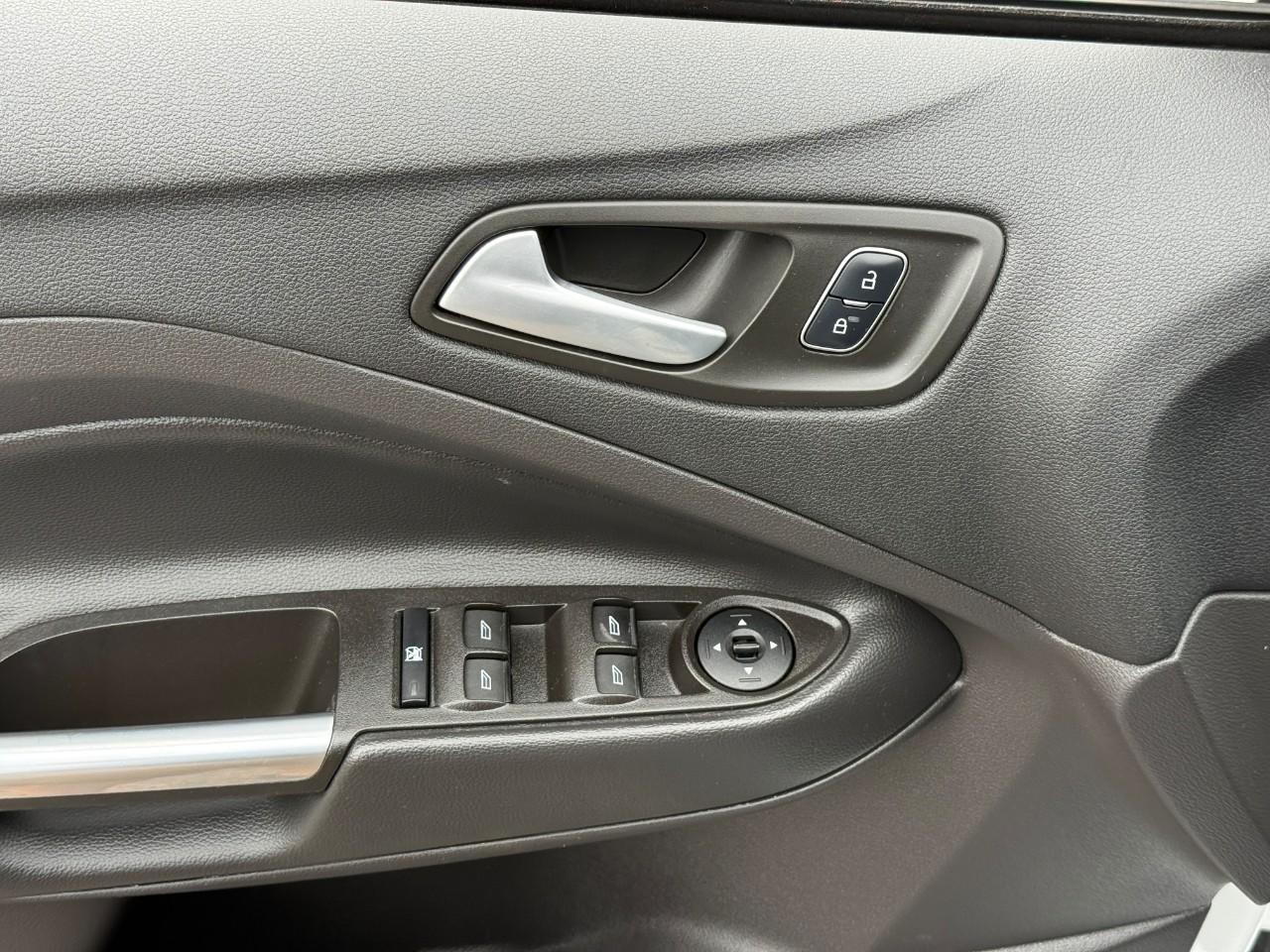 Ford Escape Vehicle Full-screen Gallery Image 17