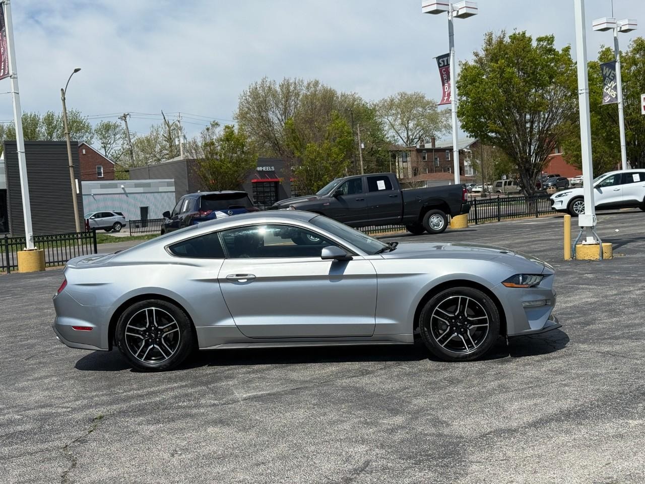 Ford Mustang Vehicle Full-screen Gallery Image 05