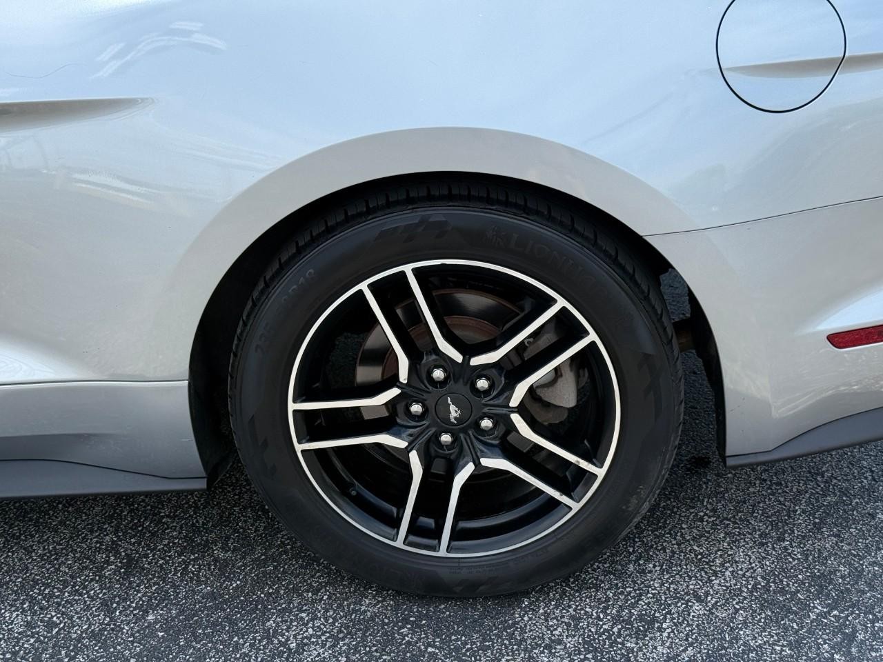 Ford Mustang Vehicle Full-screen Gallery Image 06