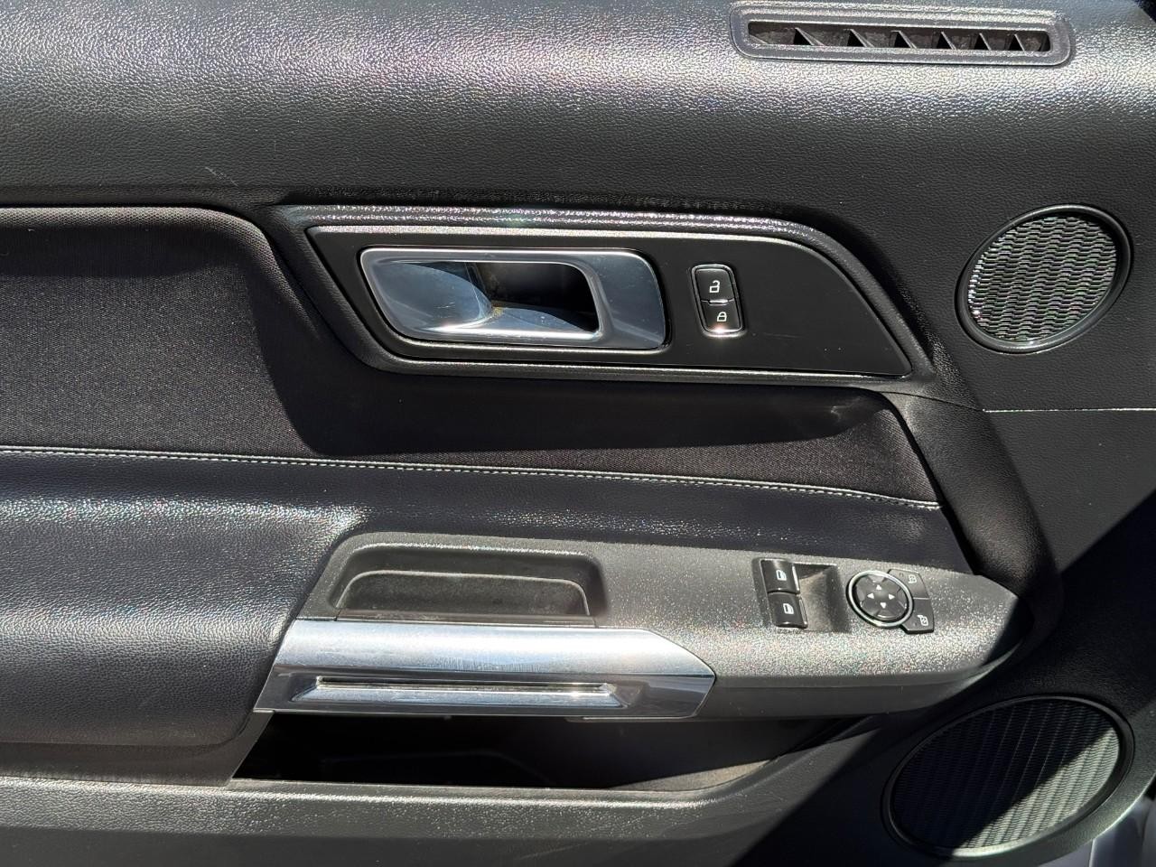 Ford Mustang Vehicle Full-screen Gallery Image 12