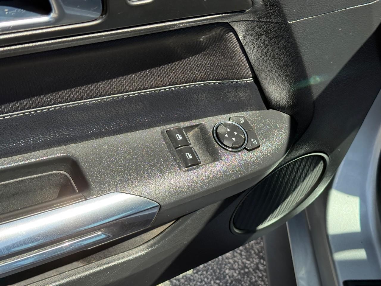 Ford Mustang Vehicle Full-screen Gallery Image 13