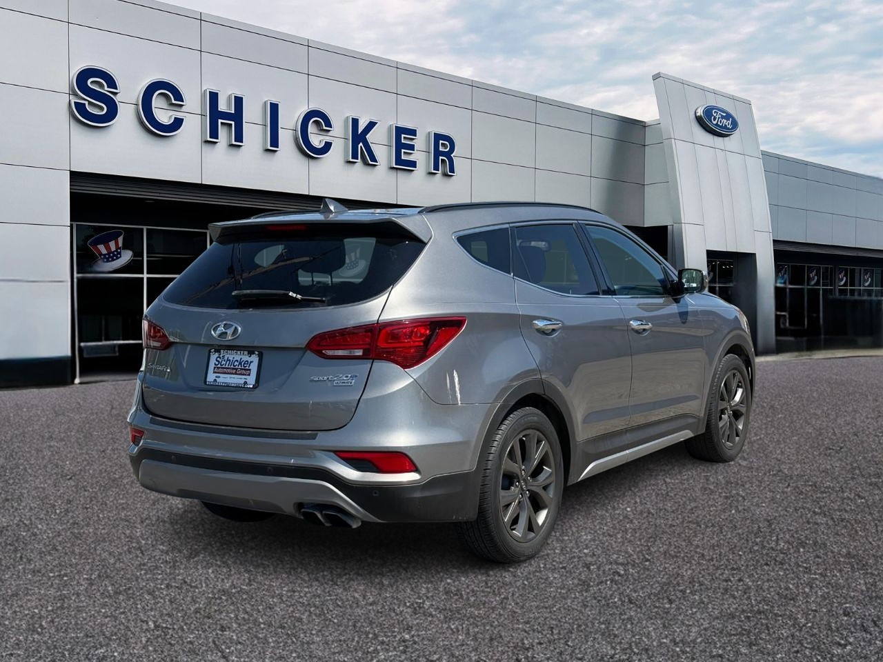 Hyundai Santa Fe Sport Vehicle Full-screen Gallery Image 02
