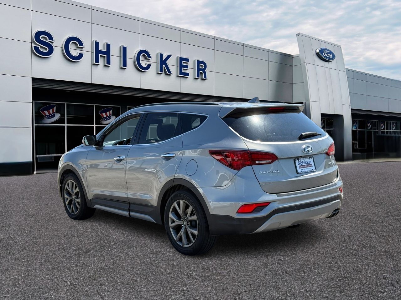 Hyundai Santa Fe Sport Vehicle Full-screen Gallery Image 03