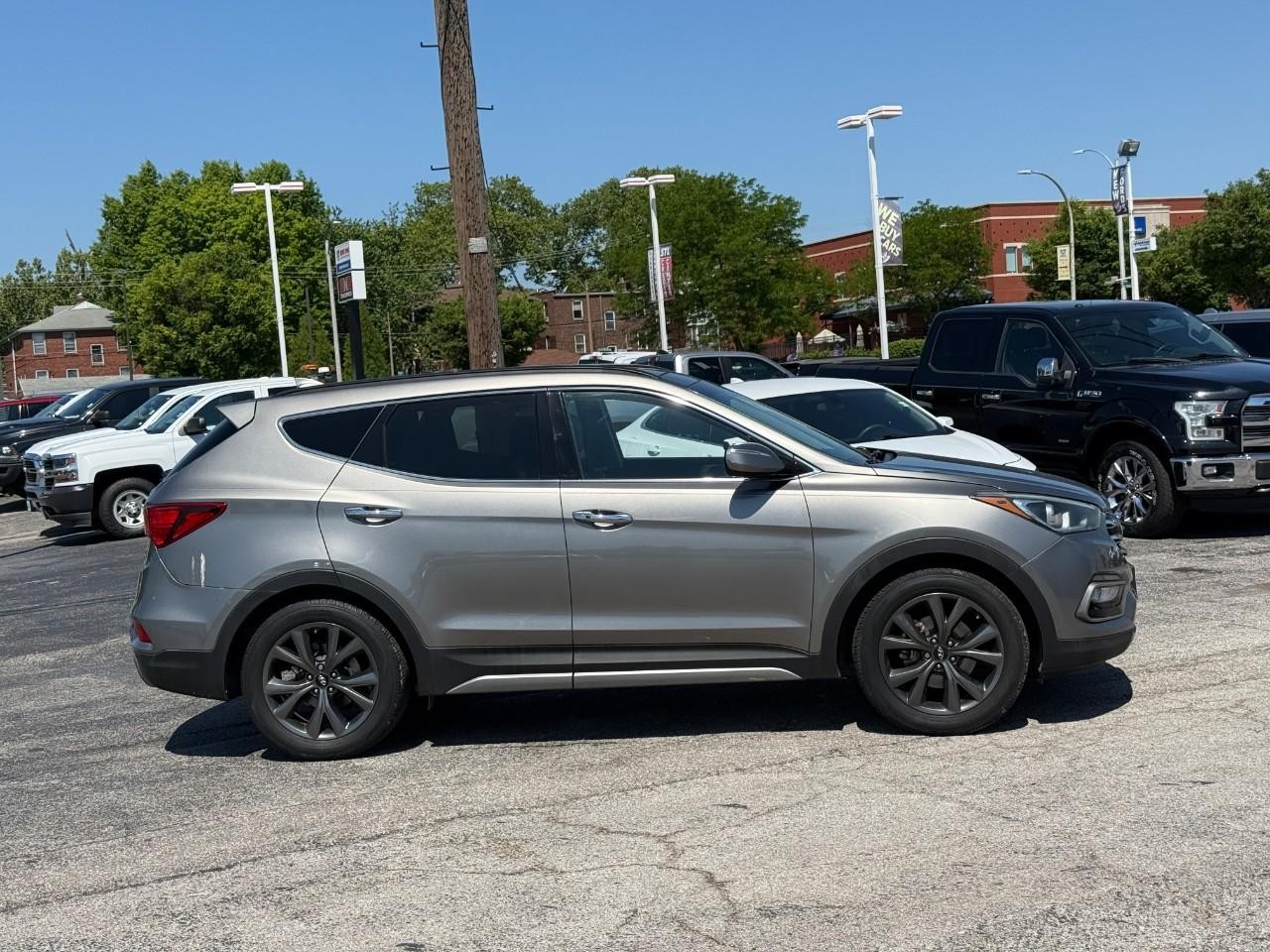 Hyundai Santa Fe Sport Vehicle Full-screen Gallery Image 05