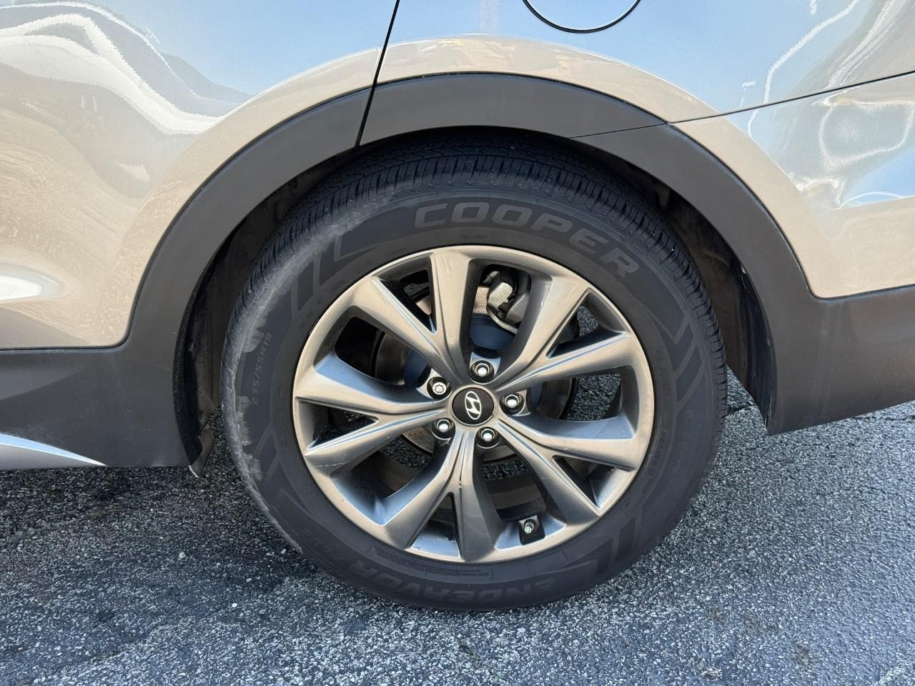 Hyundai Santa Fe Sport Vehicle Full-screen Gallery Image 06