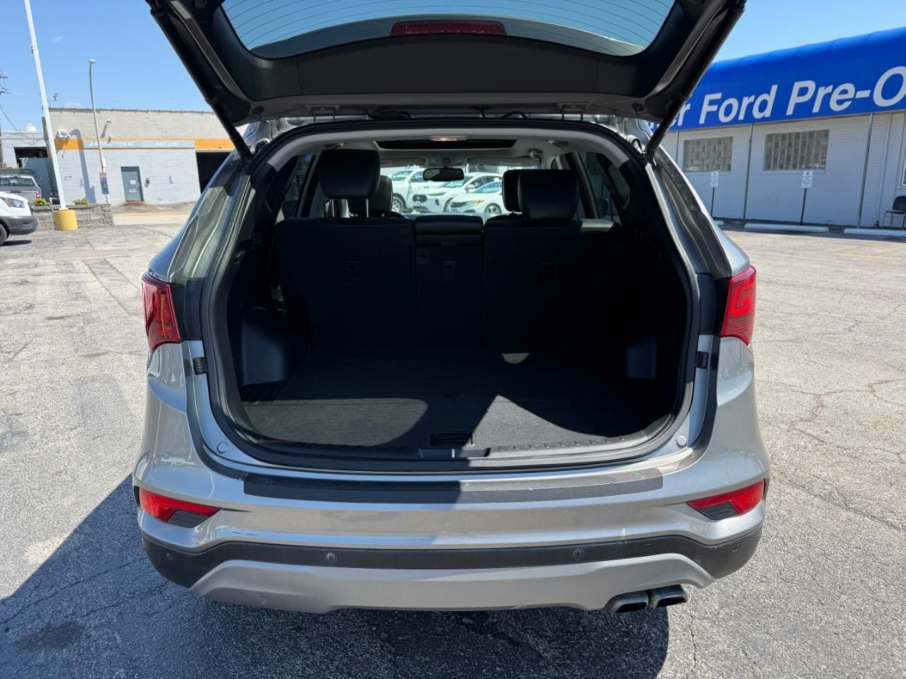 Hyundai Santa Fe Sport Vehicle Full-screen Gallery Image 07