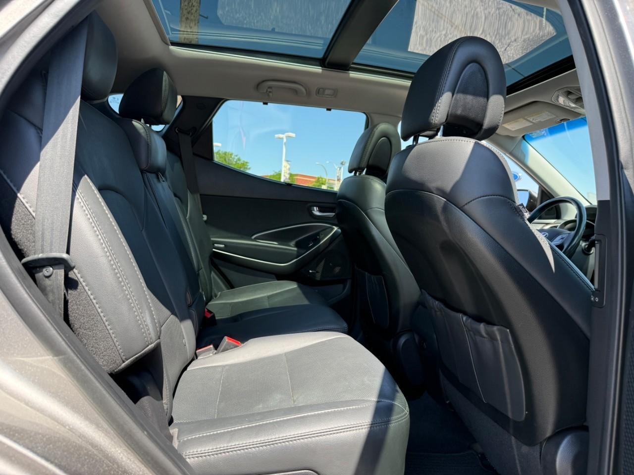 Hyundai Santa Fe Sport Vehicle Full-screen Gallery Image 10