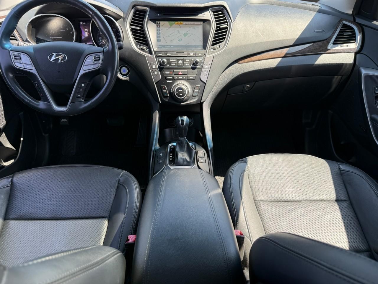 Hyundai Santa Fe Sport Vehicle Full-screen Gallery Image 11