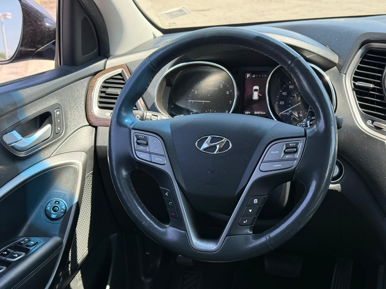 Hyundai Santa Fe Sport Vehicle Full-screen Gallery Image 12