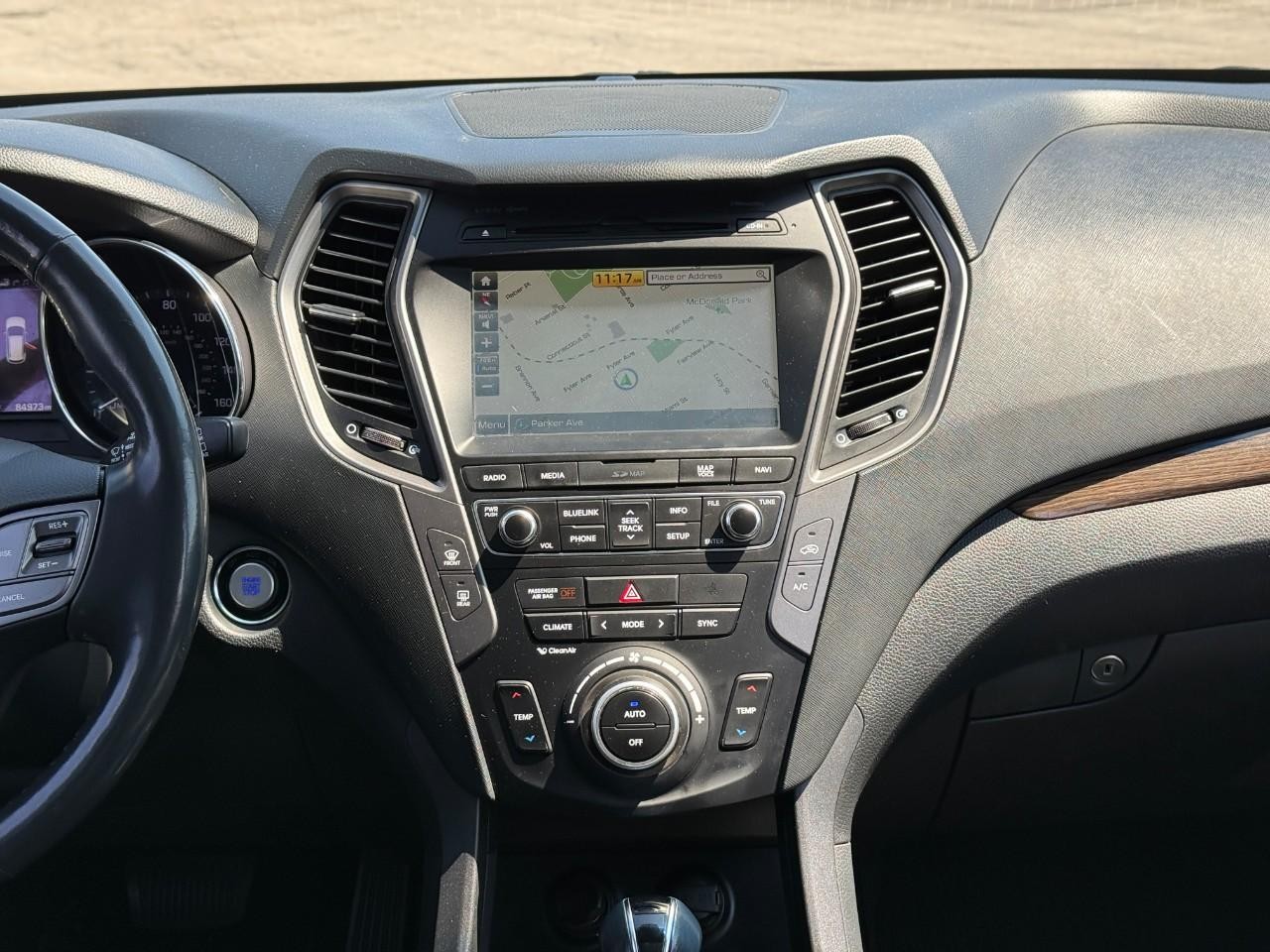 Hyundai Santa Fe Sport Vehicle Full-screen Gallery Image 13