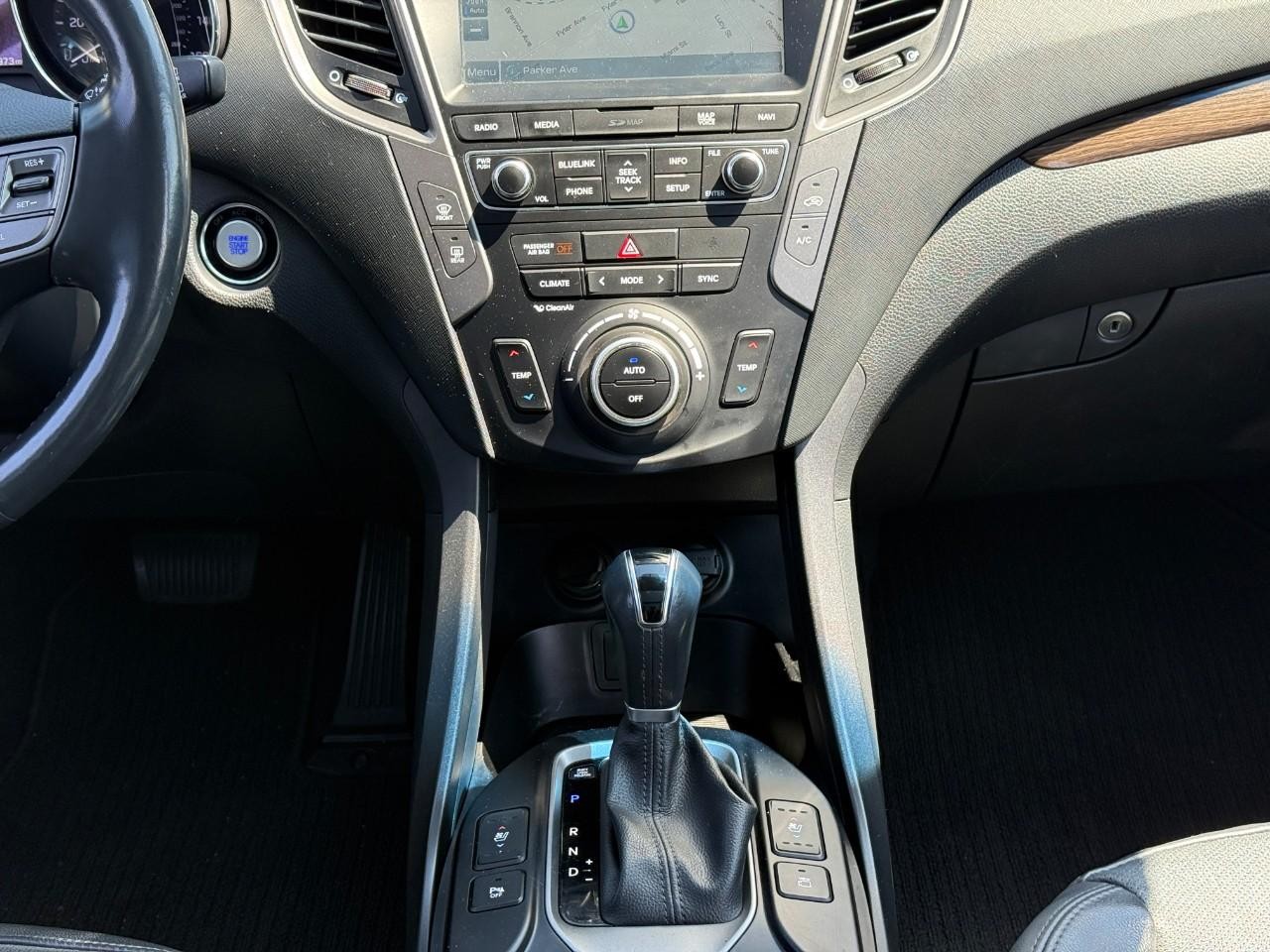 Hyundai Santa Fe Sport Vehicle Full-screen Gallery Image 14