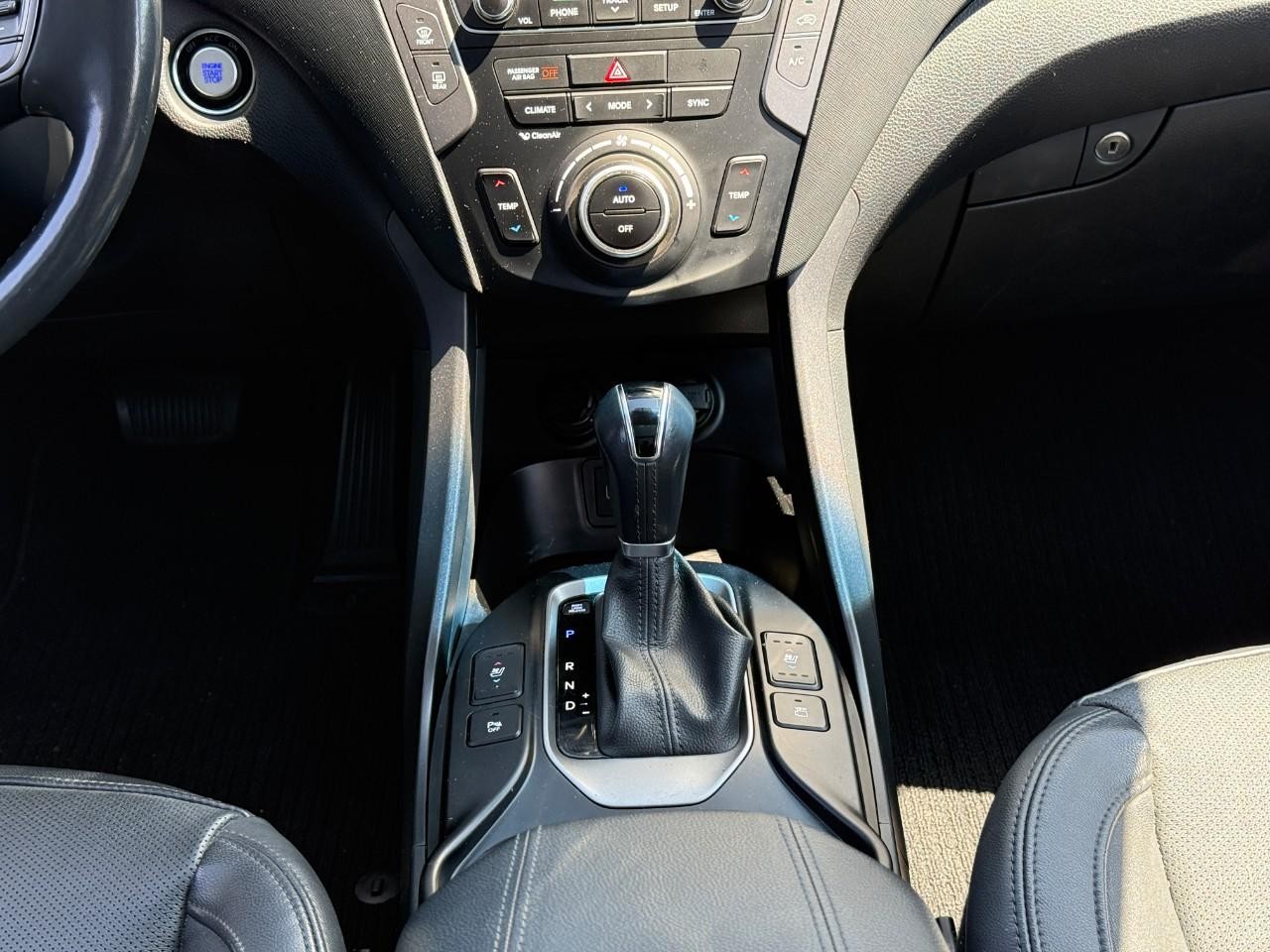 Hyundai Santa Fe Sport Vehicle Full-screen Gallery Image 15