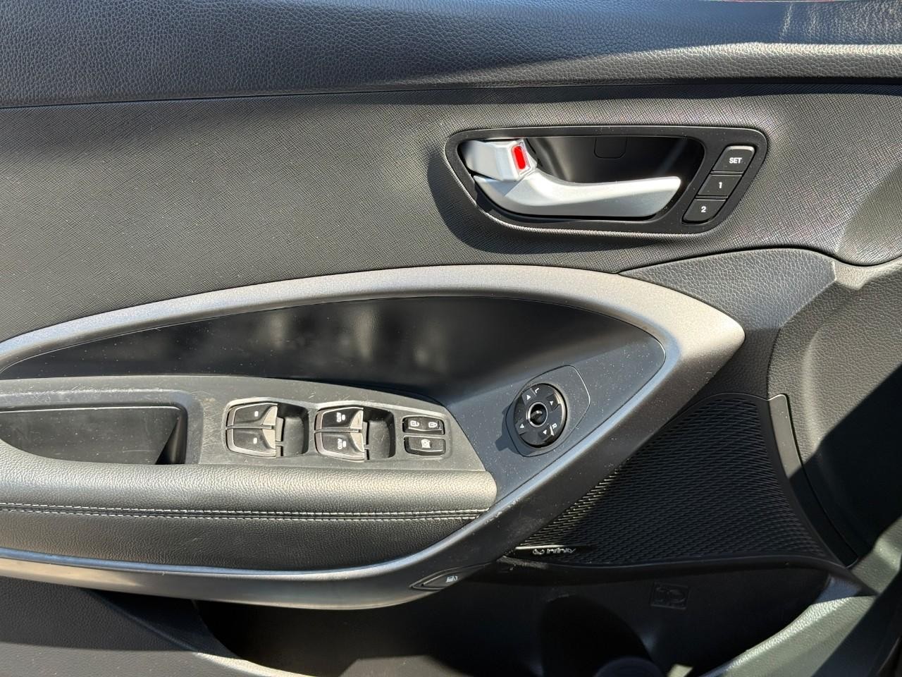 Hyundai Santa Fe Sport Vehicle Full-screen Gallery Image 16