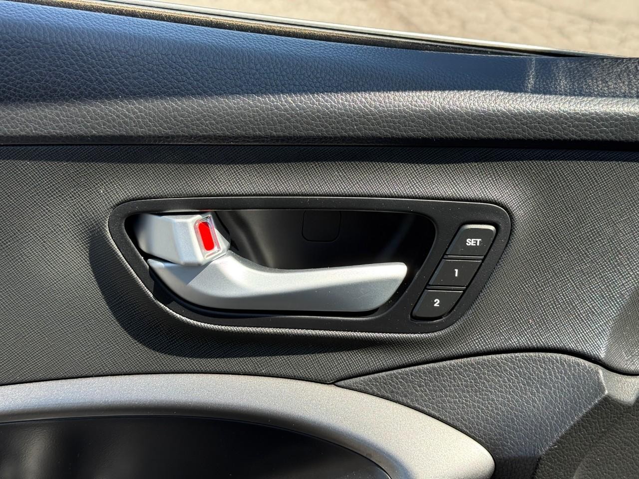 Hyundai Santa Fe Sport Vehicle Full-screen Gallery Image 17
