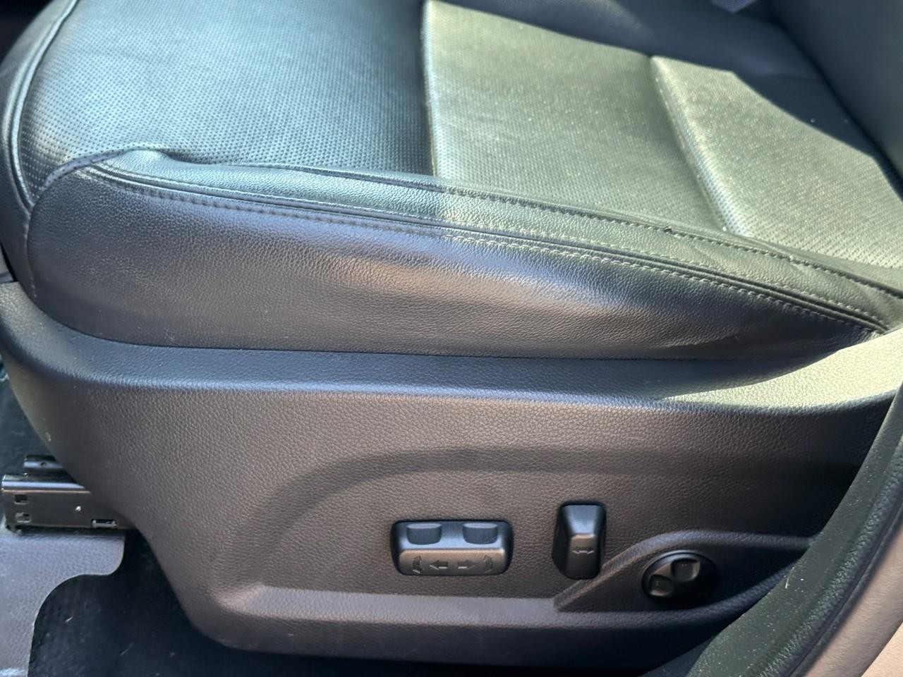 Hyundai Santa Fe Sport Vehicle Full-screen Gallery Image 19