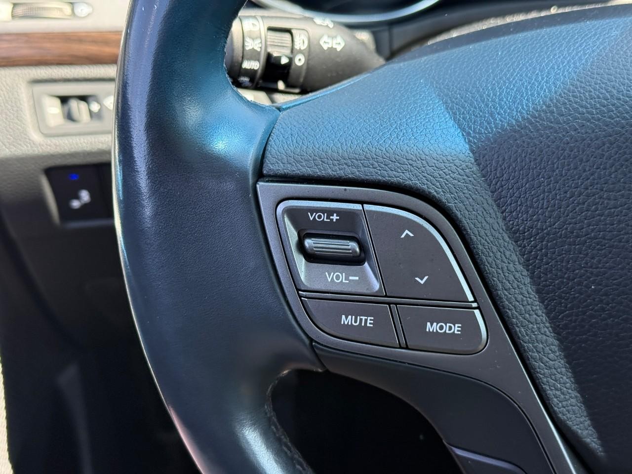 Hyundai Santa Fe Sport Vehicle Full-screen Gallery Image 20