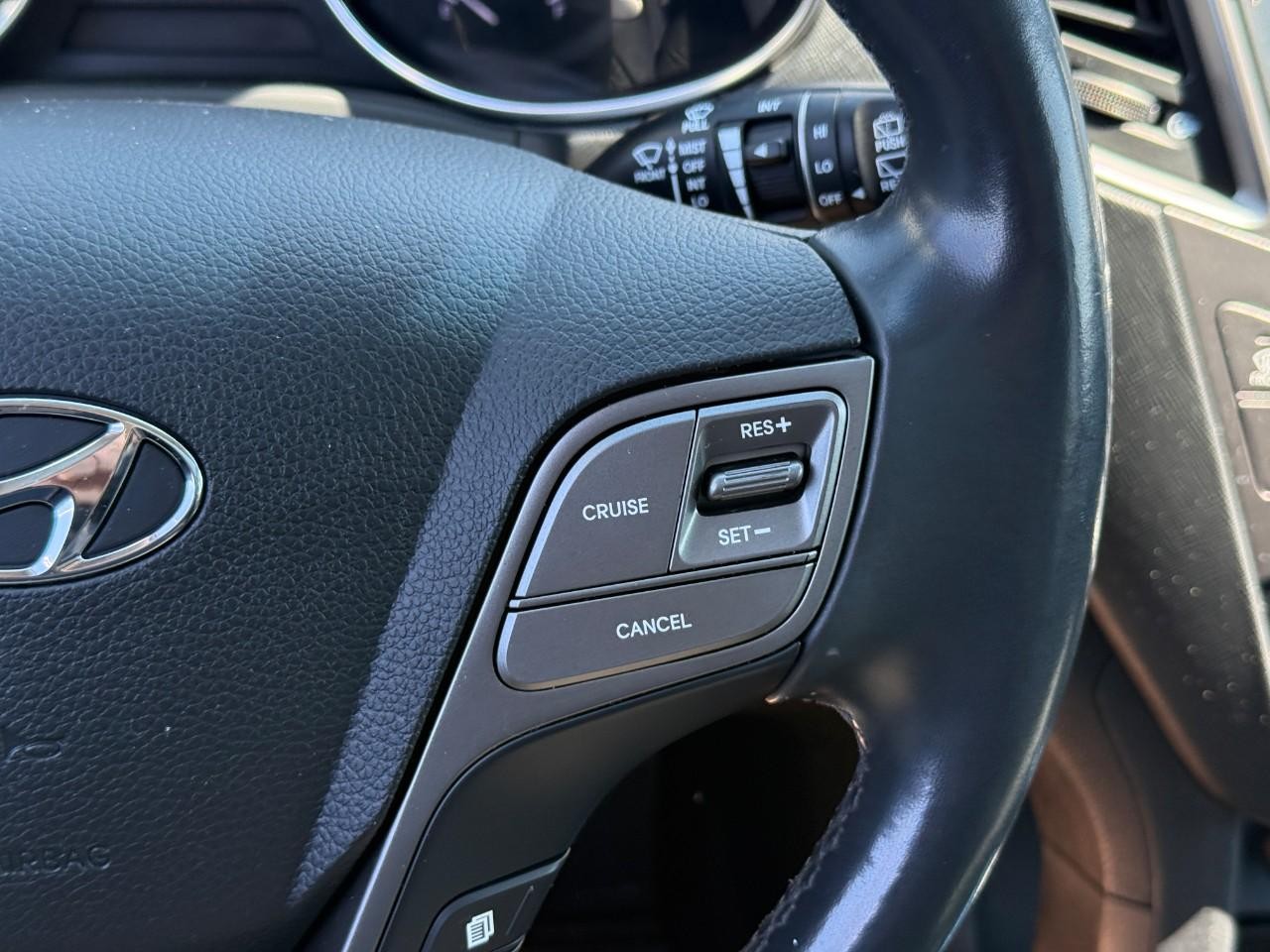 Hyundai Santa Fe Sport Vehicle Full-screen Gallery Image 21