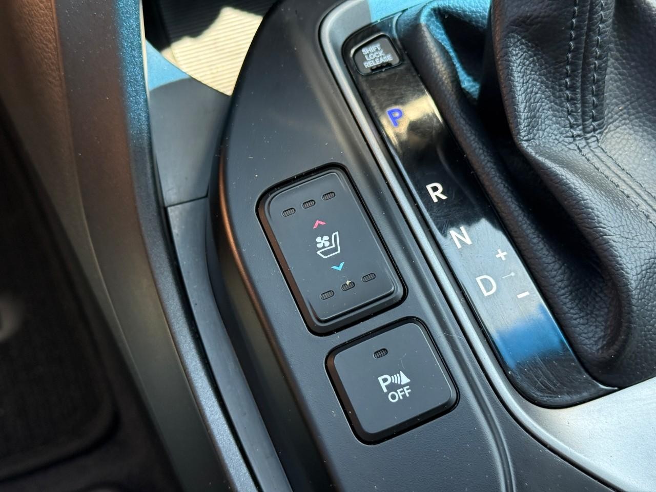 Hyundai Santa Fe Sport Vehicle Full-screen Gallery Image 23