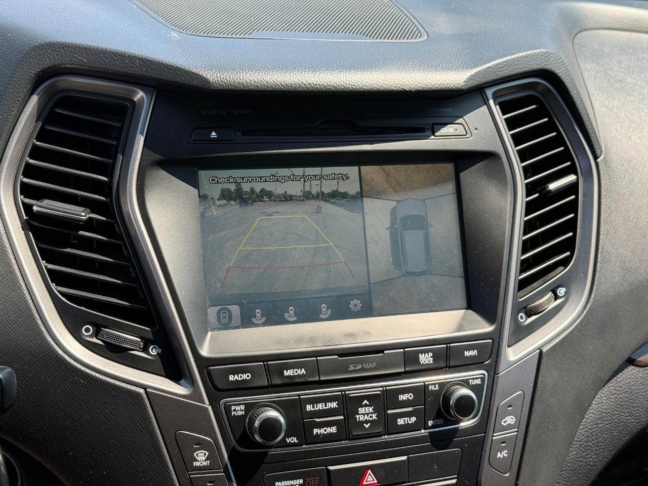 Hyundai Santa Fe Sport Vehicle Full-screen Gallery Image 25