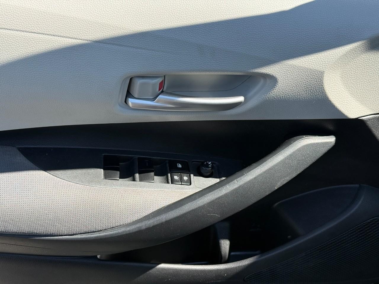 Toyota Corolla Vehicle Full-screen Gallery Image 14