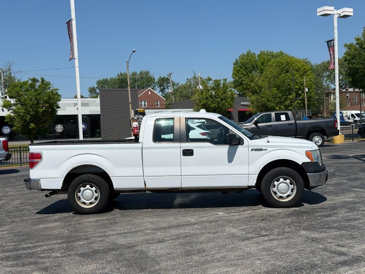Ford F-150 Vehicle Full-screen Gallery Image 05