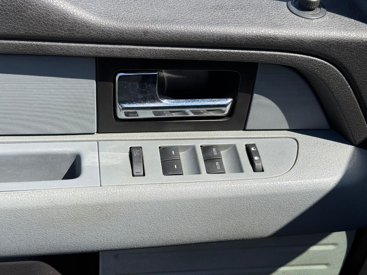 Ford F-150 Vehicle Full-screen Gallery Image 12