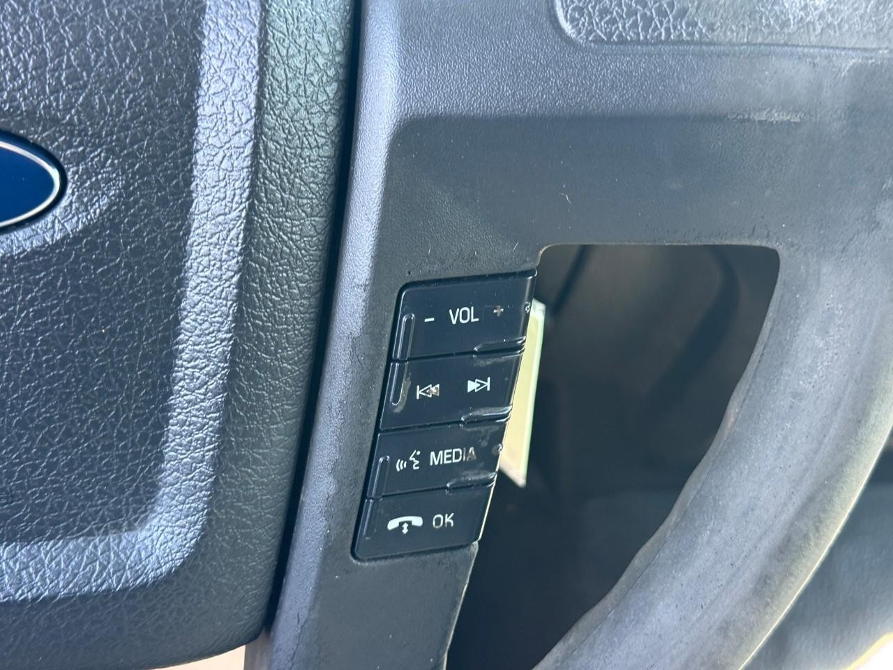 Ford F-150 Vehicle Full-screen Gallery Image 16