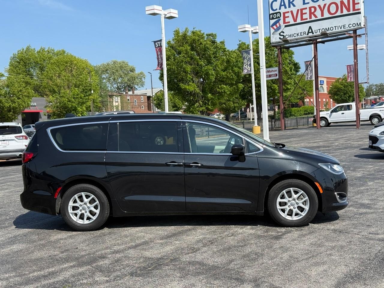 Chrysler Pacifica Vehicle Full-screen Gallery Image 05