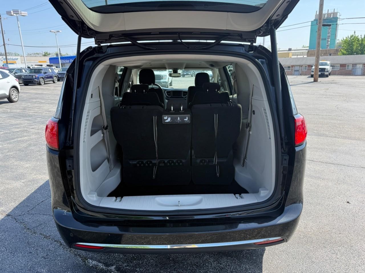 Chrysler Pacifica Vehicle Full-screen Gallery Image 07