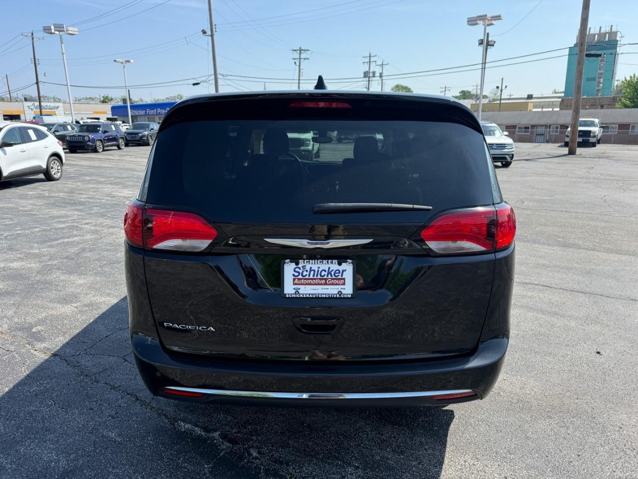 Chrysler Pacifica Vehicle Full-screen Gallery Image 08