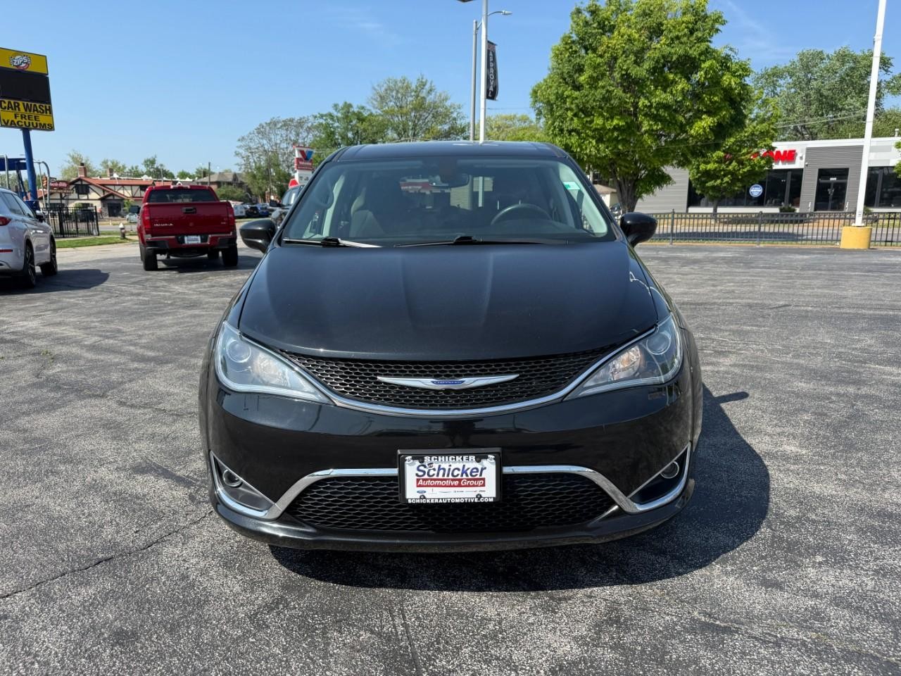 Chrysler Pacifica Vehicle Full-screen Gallery Image 09