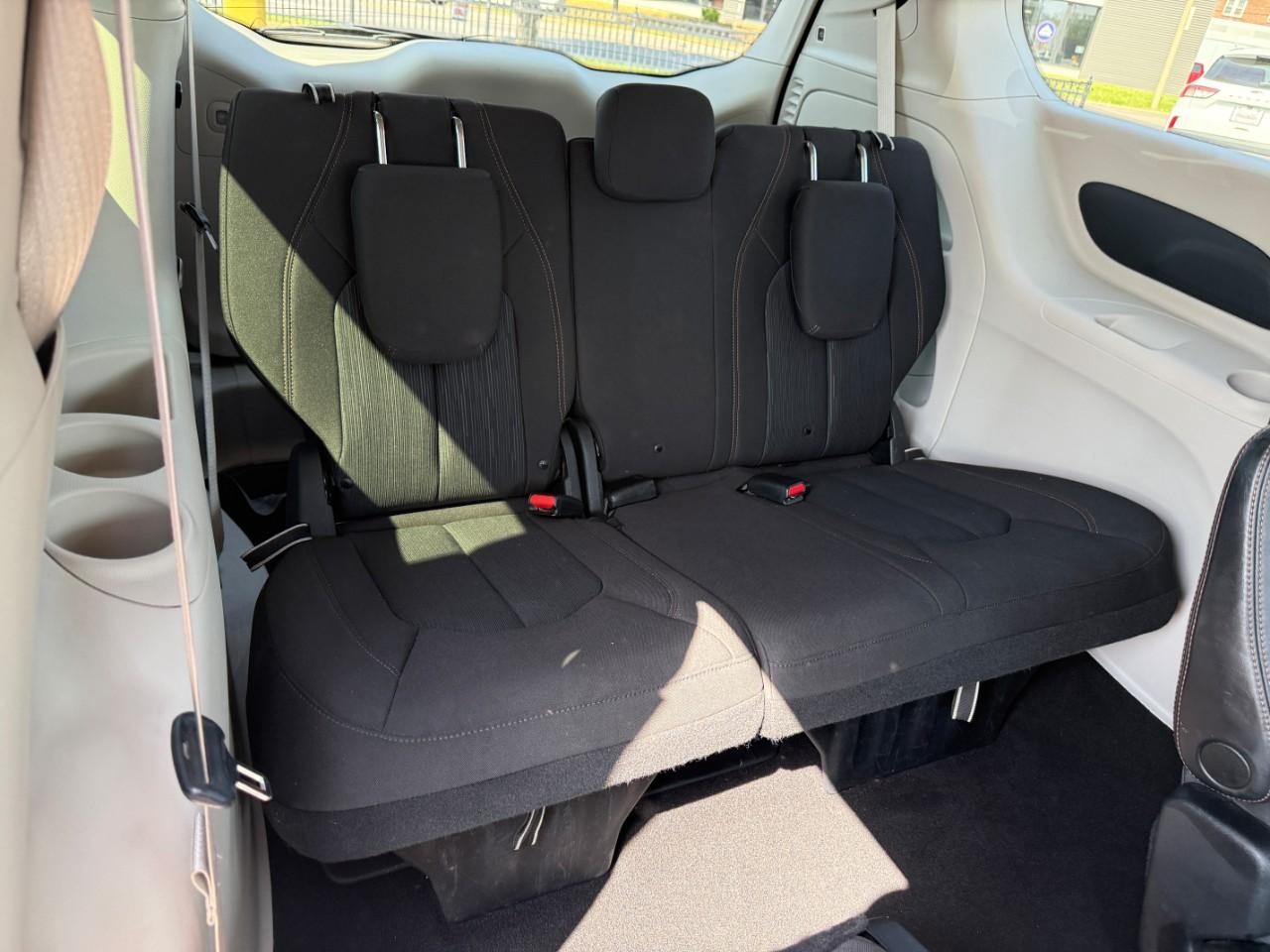 Chrysler Pacifica Vehicle Full-screen Gallery Image 11