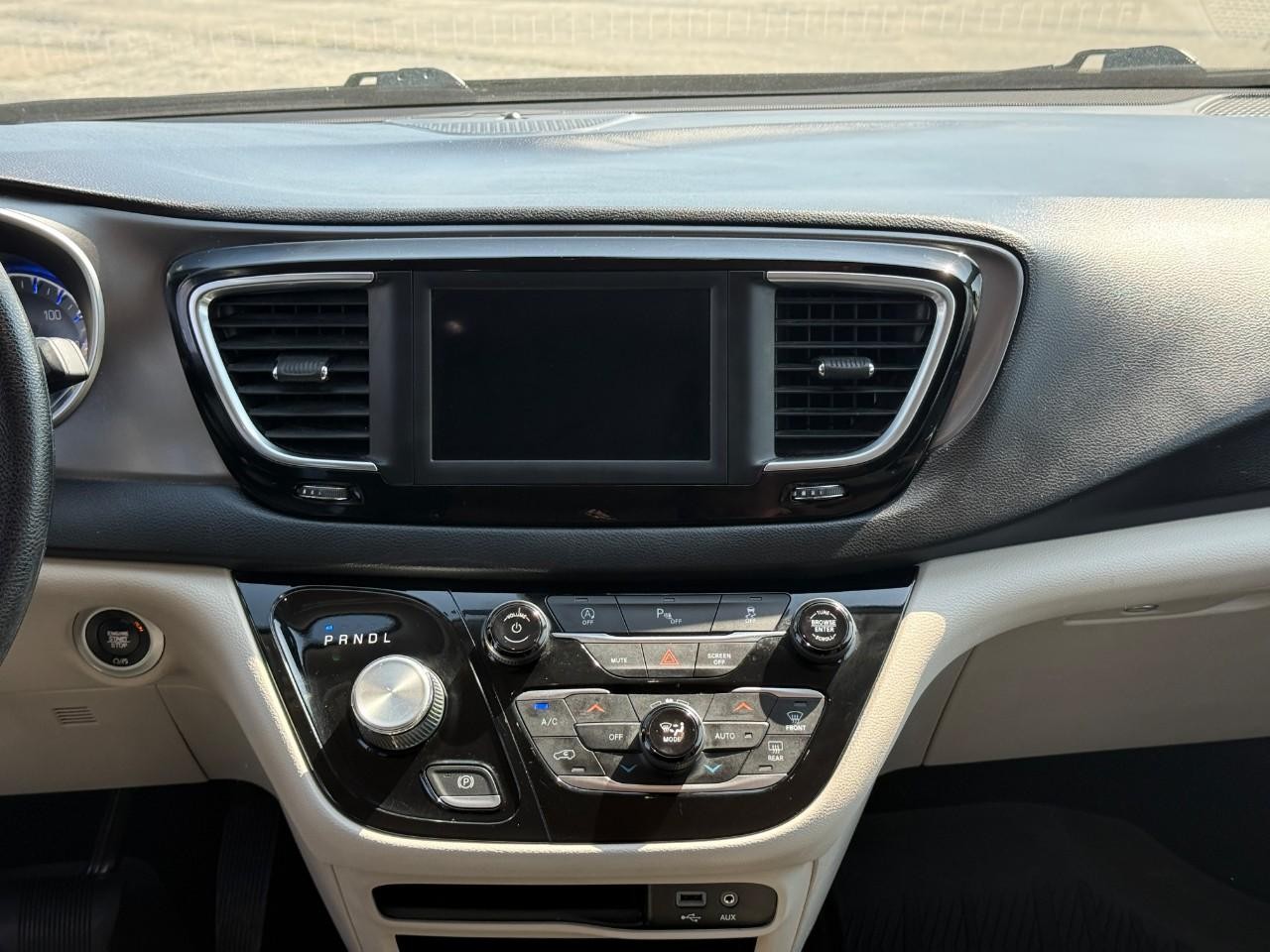 Chrysler Pacifica Vehicle Full-screen Gallery Image 14