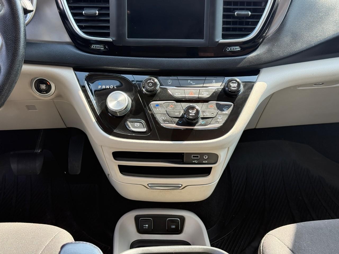Chrysler Pacifica Vehicle Full-screen Gallery Image 15
