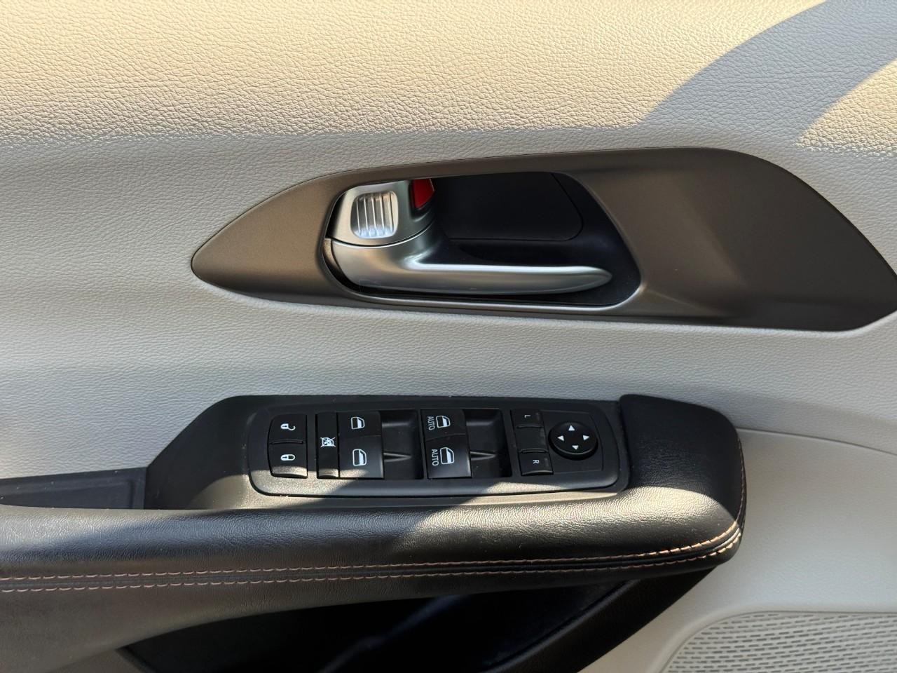 Chrysler Pacifica Vehicle Full-screen Gallery Image 16