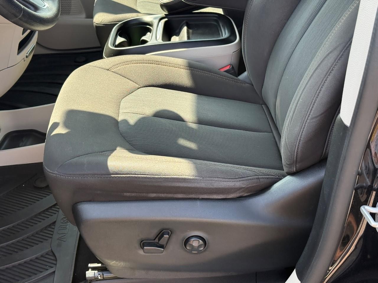 Chrysler Pacifica Vehicle Full-screen Gallery Image 17