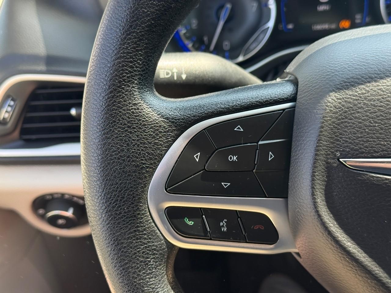 Chrysler Pacifica Vehicle Full-screen Gallery Image 19