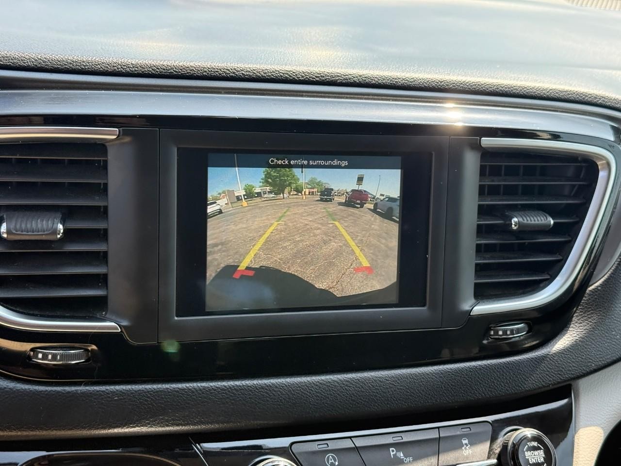 Chrysler Pacifica Vehicle Full-screen Gallery Image 22