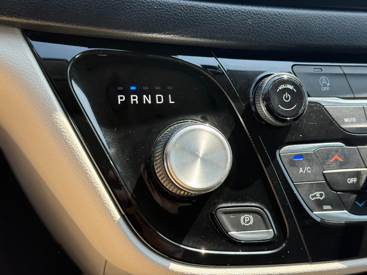 Chrysler Pacifica Vehicle Full-screen Gallery Image 23